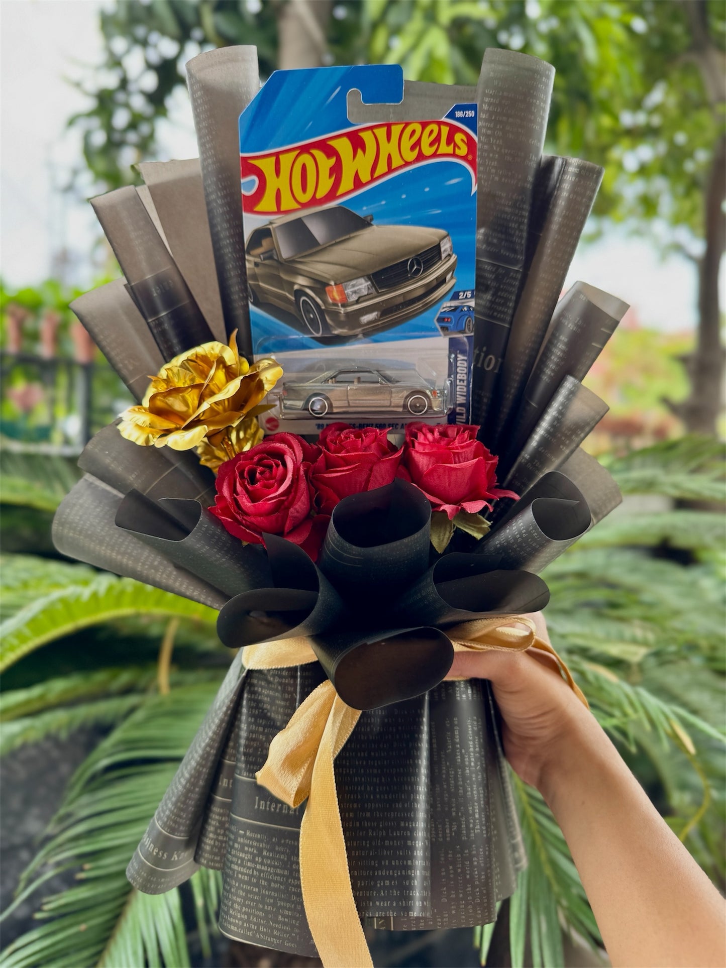 Hot Wheels Bouquet – ’89 Mercedes-Benz 560 SEC AMG | Noir Gold Edition