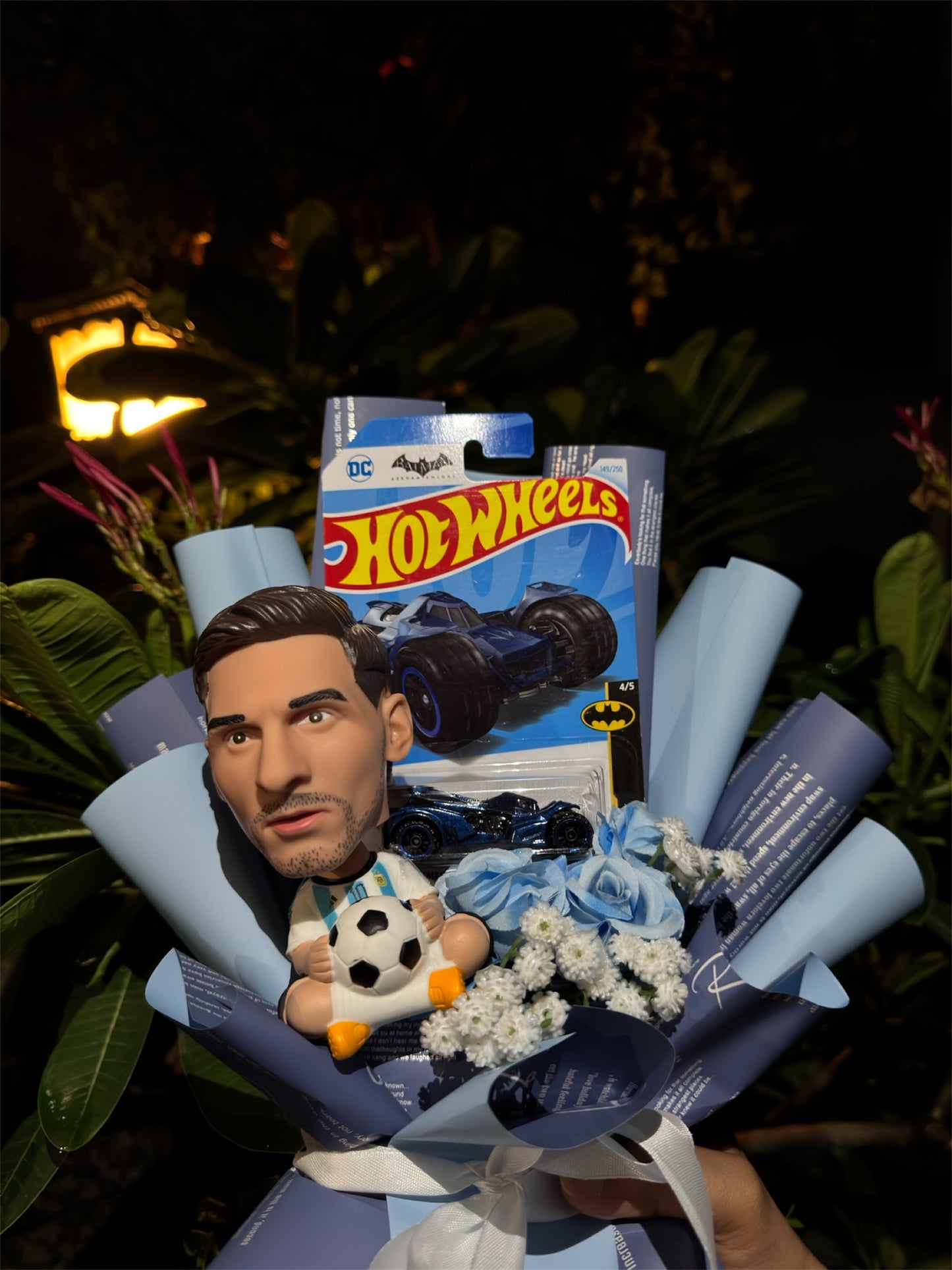 Hot Wheels Bouquet – Messi x Arkham Knight Batmobile Edition