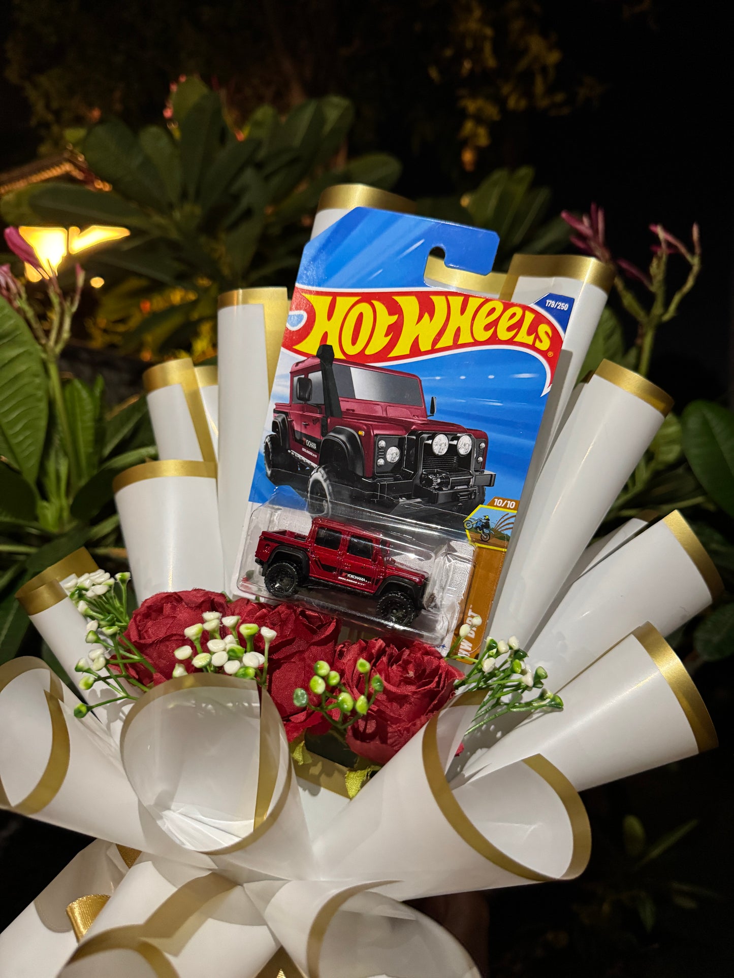 Land Rover Defender Hot Wheels Premium Bouquet – Limited Trailblazer Edition