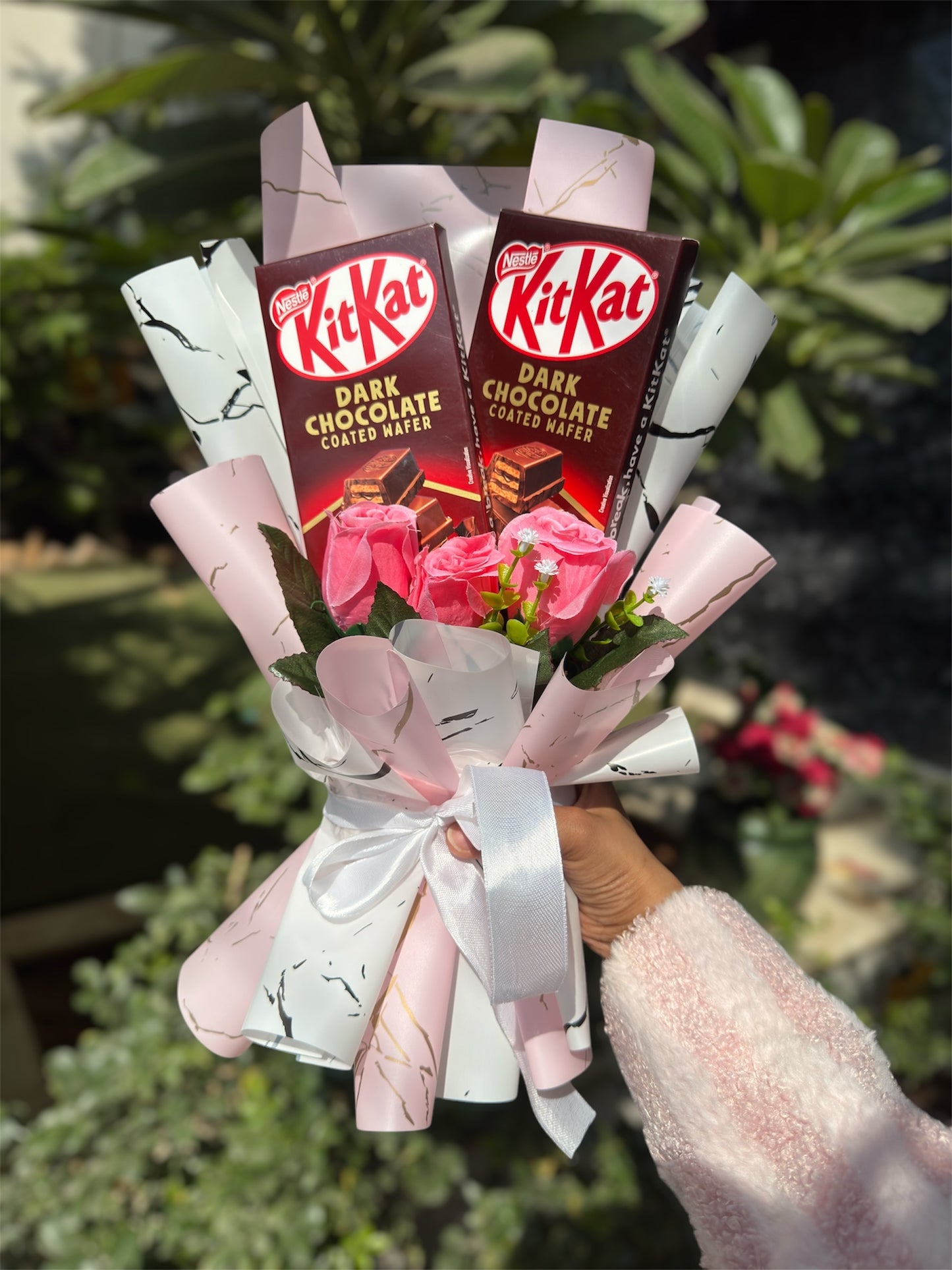 Marble Rose Kitkat Chocolate Bouquet - For Kitkat Lovers