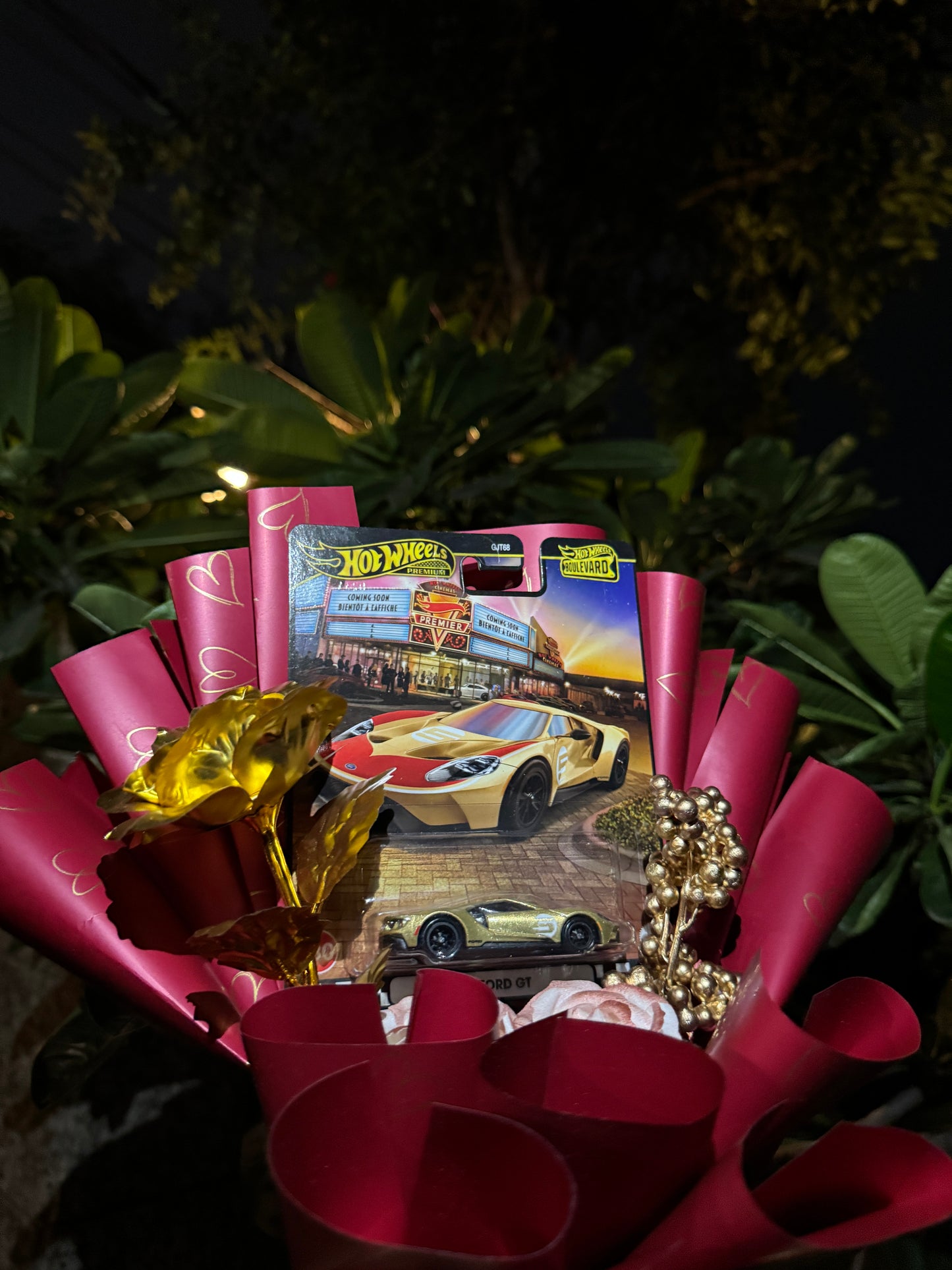 17 Ford GT Hot Wheels Bouquet – Golden Legend (Rare Limited Edition)