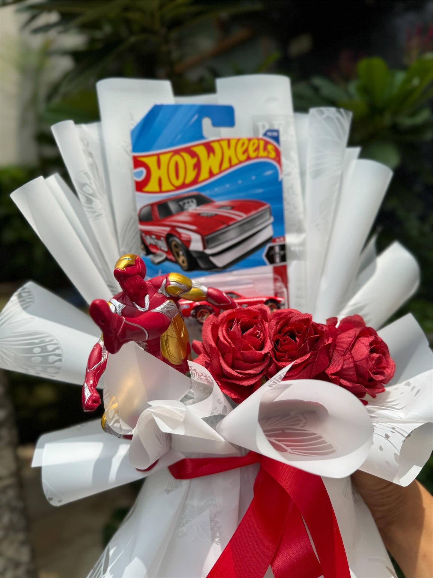 Hot Wheels Bouquet – Iron Man x Mustang Red Rose Edition