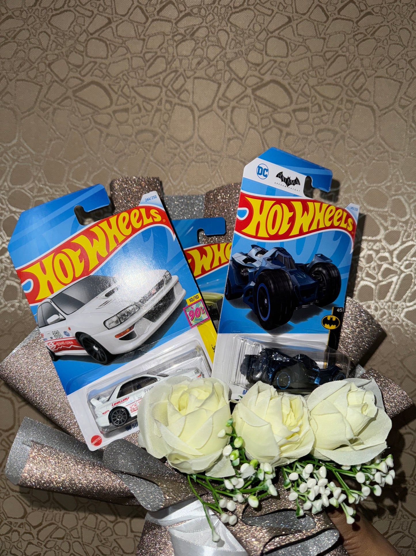Hot Wheels Heroes – Batman, Vintage & Velocity in Glitter Bloom