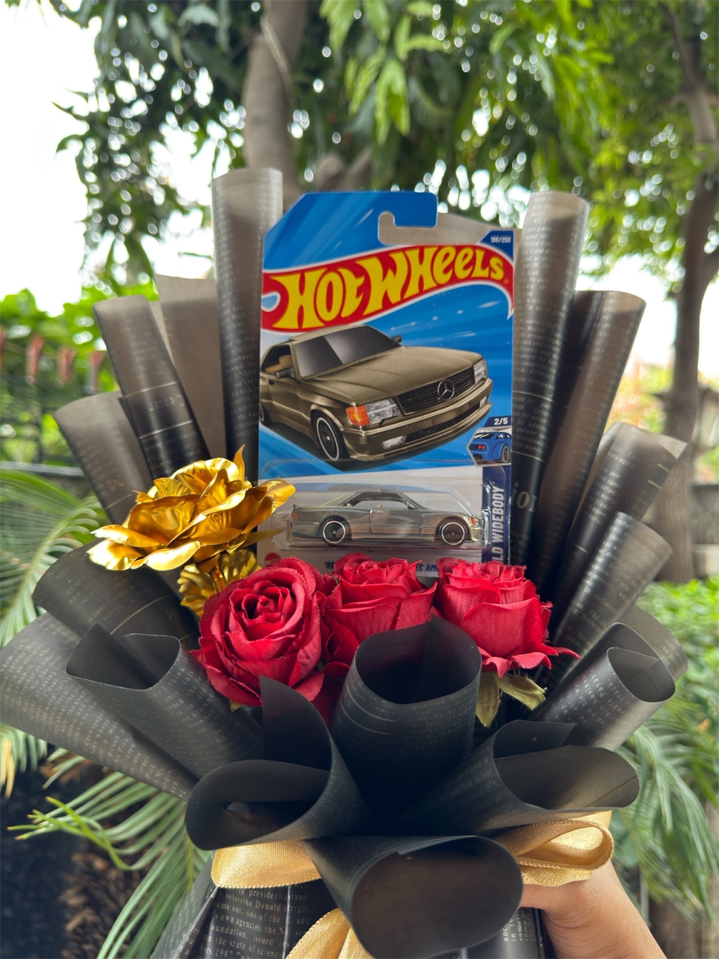 Hot Wheels Bouquet – ’89 Mercedes-Benz 560 SEC AMG | Noir Gold Edition