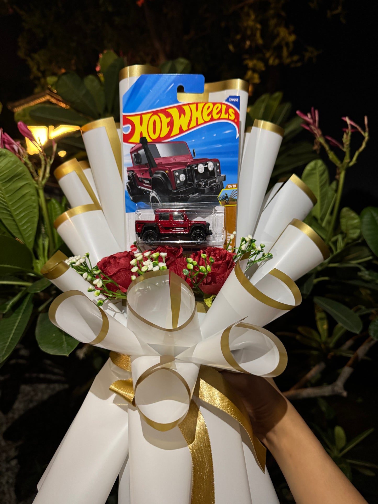 Land Rover Defender Hot Wheels Premium Bouquet – Limited Trailblazer Edition