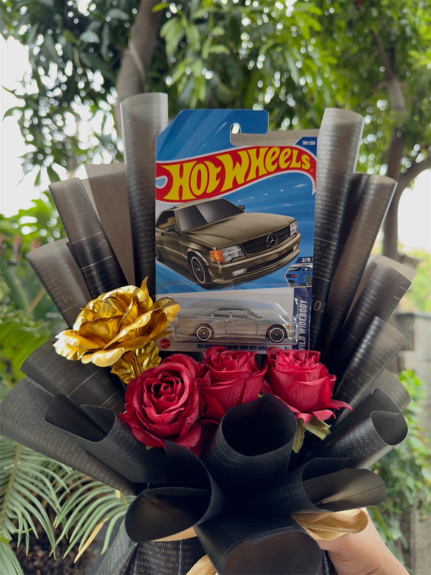 Hot Wheels Bouquet – ’89 Mercedes-Benz 560 SEC AMG | Noir Gold Edition