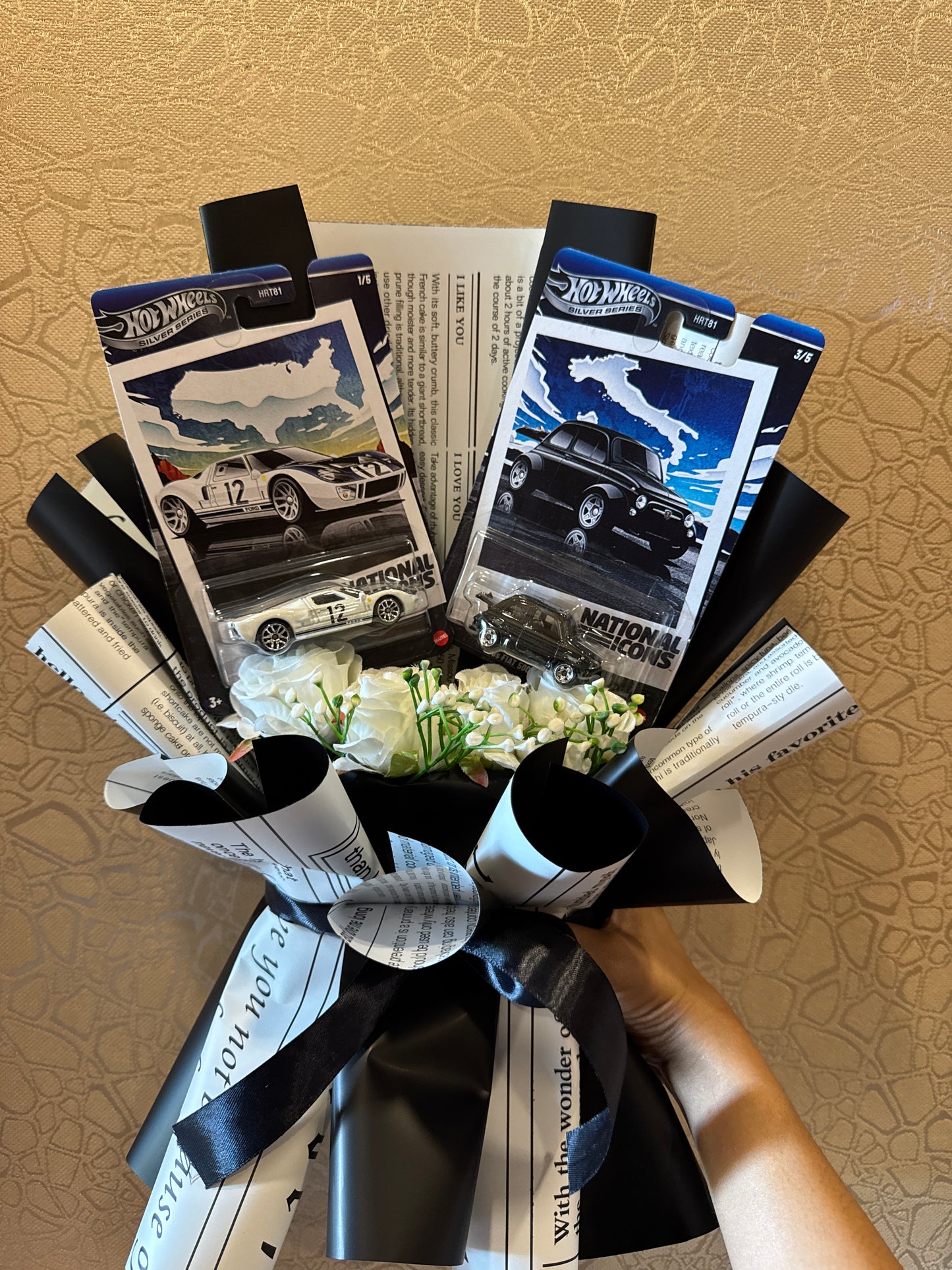 Hot Wheels “National Icons” Collectible Bouquet – Twin Car Gift with Roses