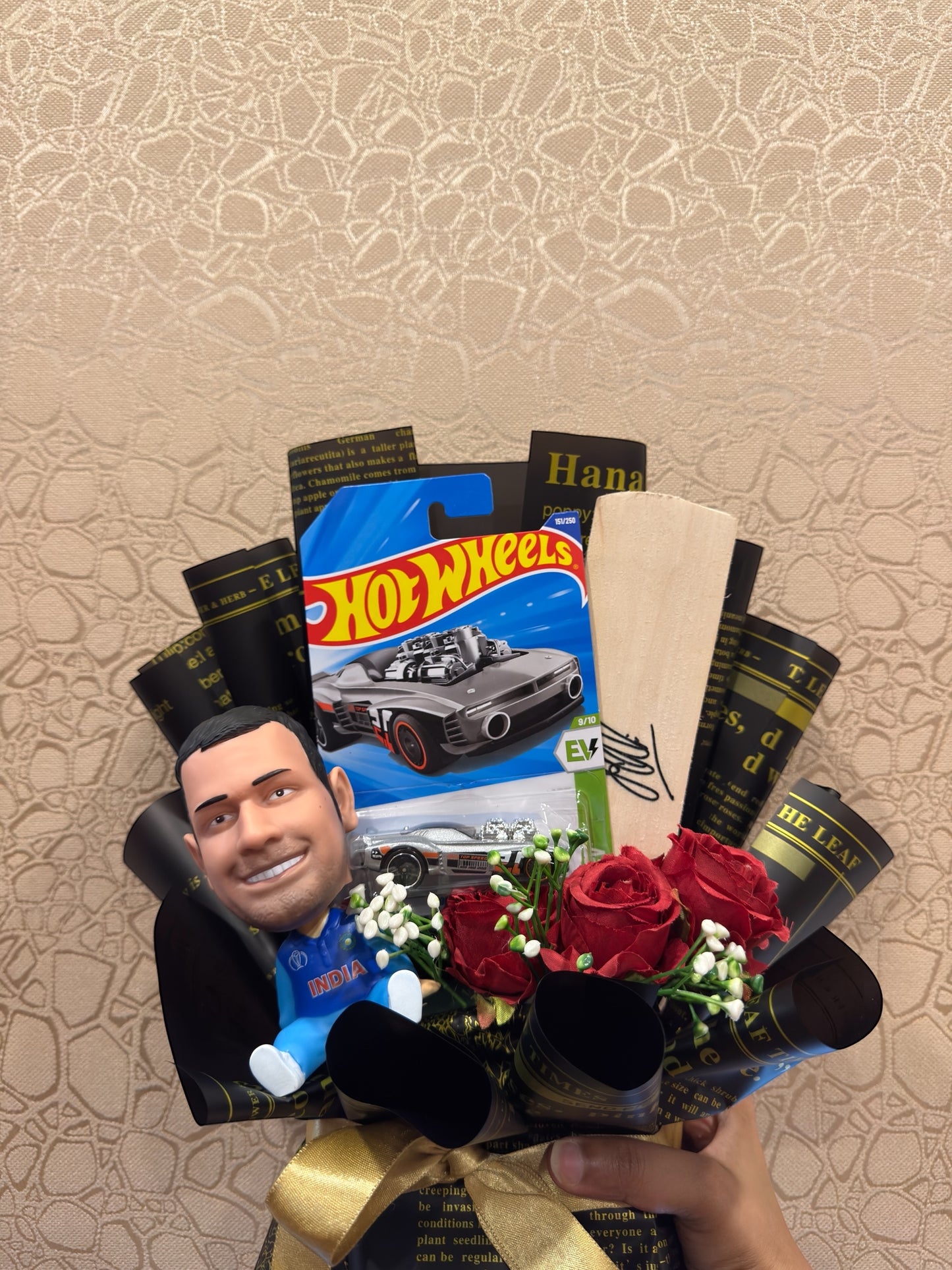 Hot Wheels MS Dhoni Collector’s Bouquet – Signature Bat, Bubble Head & Red Roses