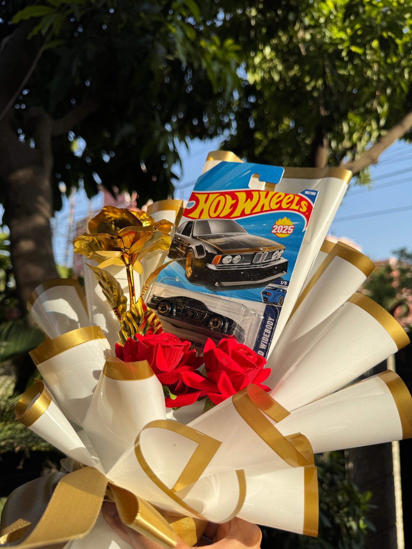 The Hot Wheels Bouquet BMW Legacy in Gold – for Classy Car Lovers