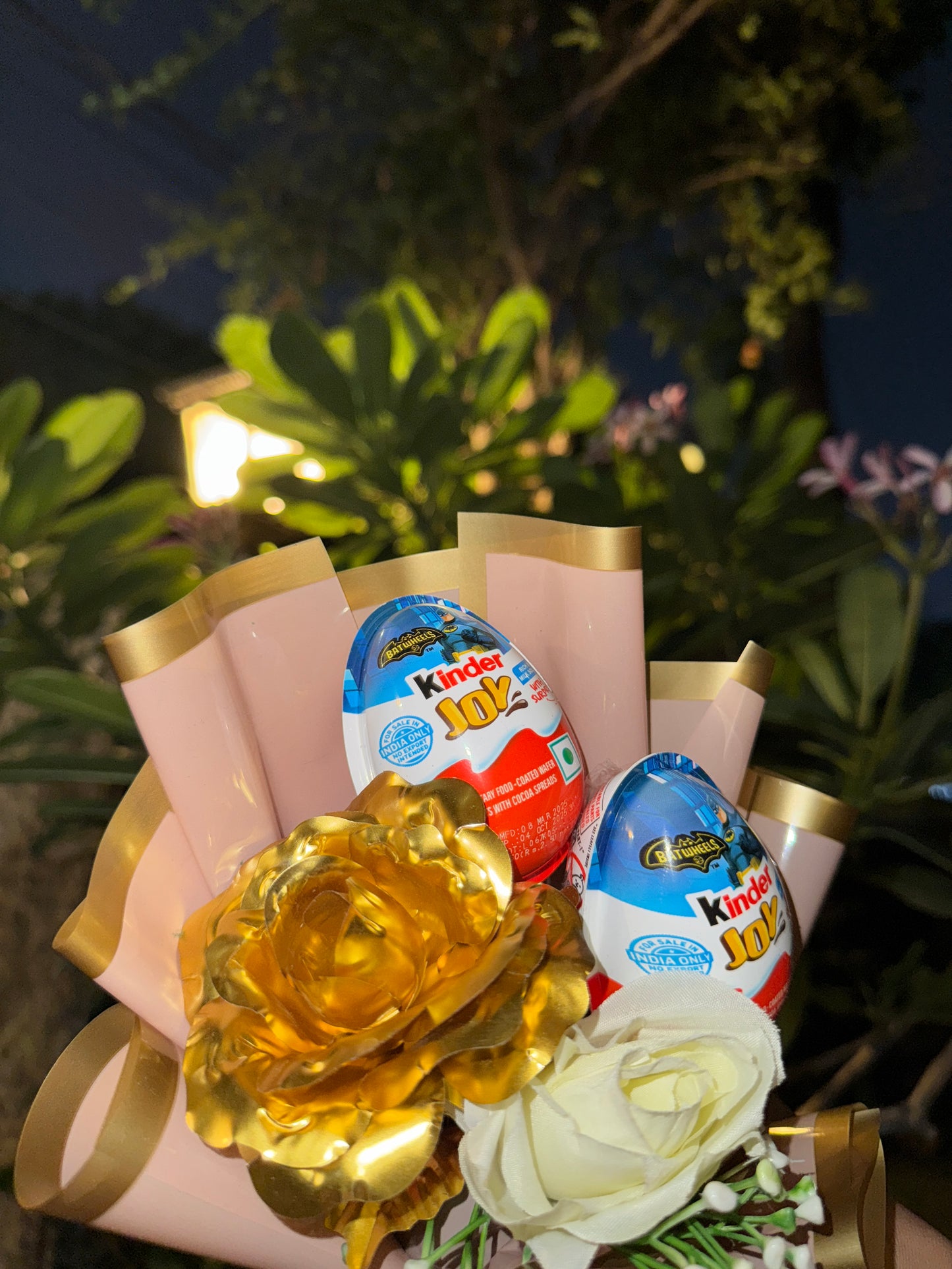 Batman Batwheels Kinder Joy Mini Bouquet – A Heroic Treat with Golden Elegance