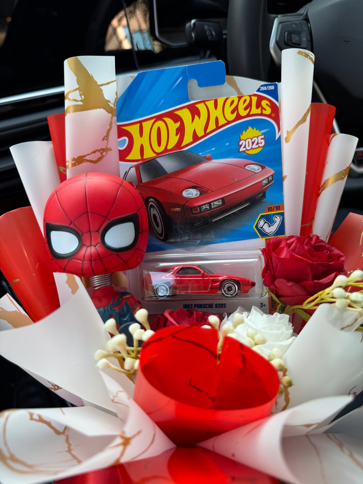 1983 Porsche 928S Hot Wheels Bouquet – Spider-Man love, felt deeply