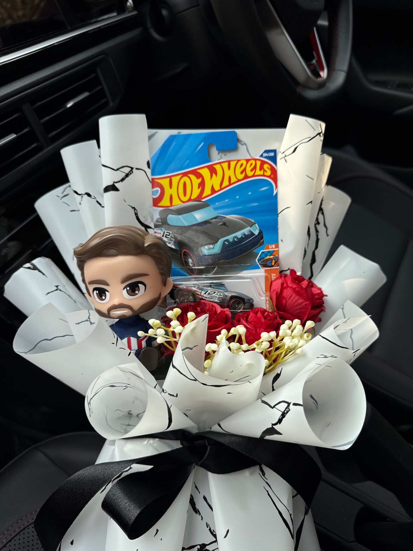 Hot Wheels Captain America Bouquet – Shield Of Power, Heart Of Steel