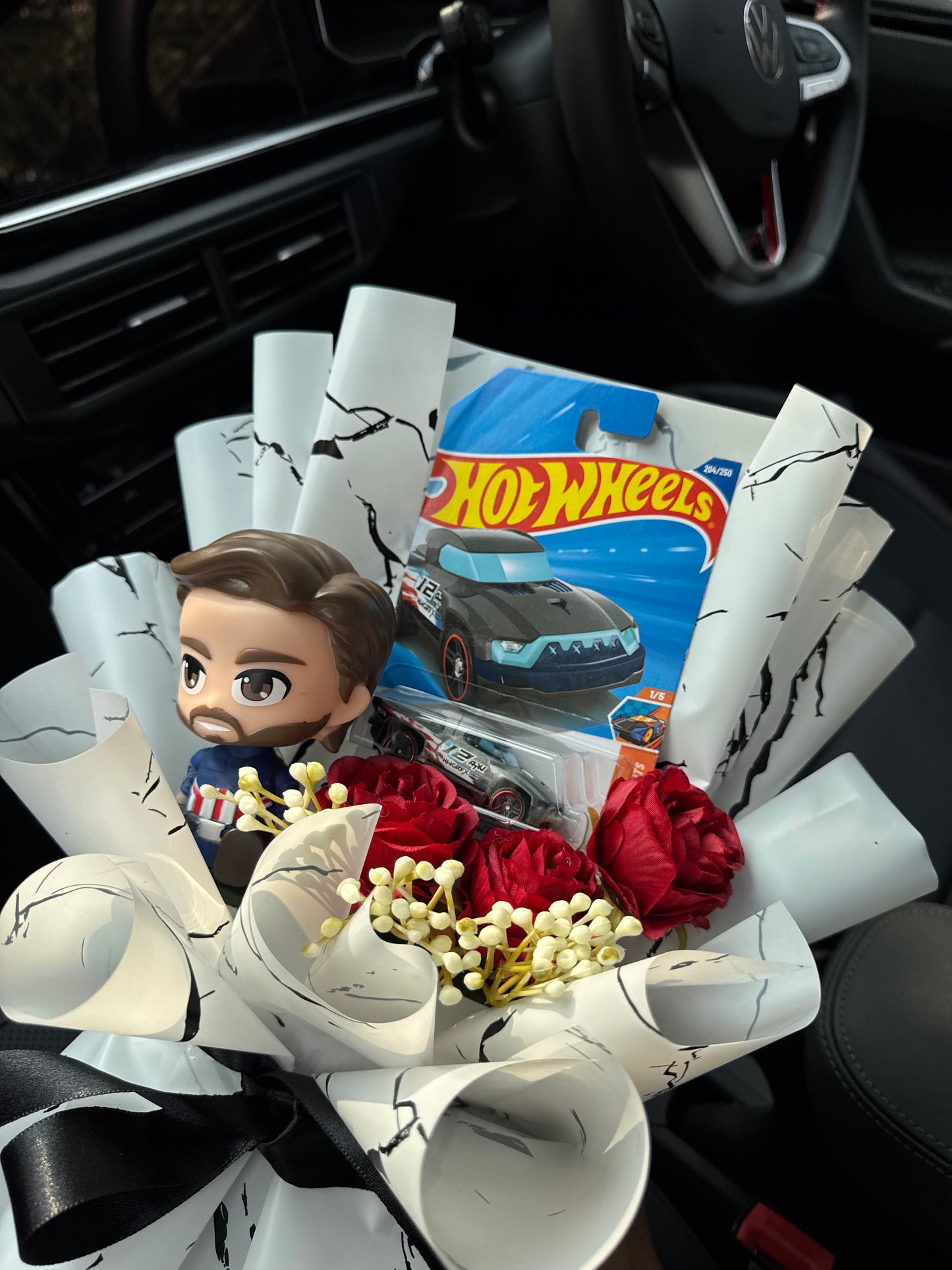 Hot Wheels Captain America Bouquet – Shield Of Power, Heart Of Steel