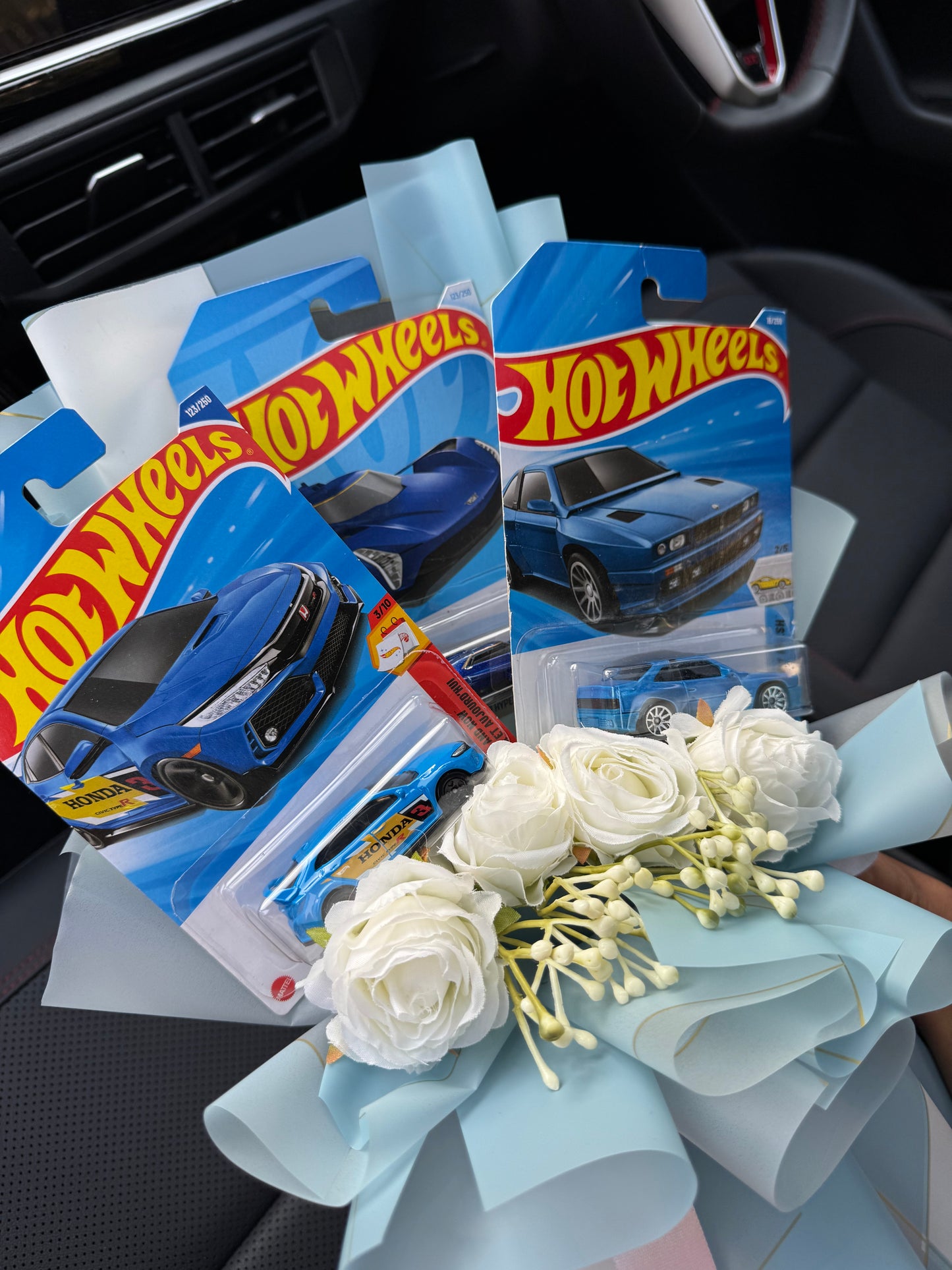 Blue Legend Hot Wheels Bouquet – Three Icons Wrapped In Calm Elegance