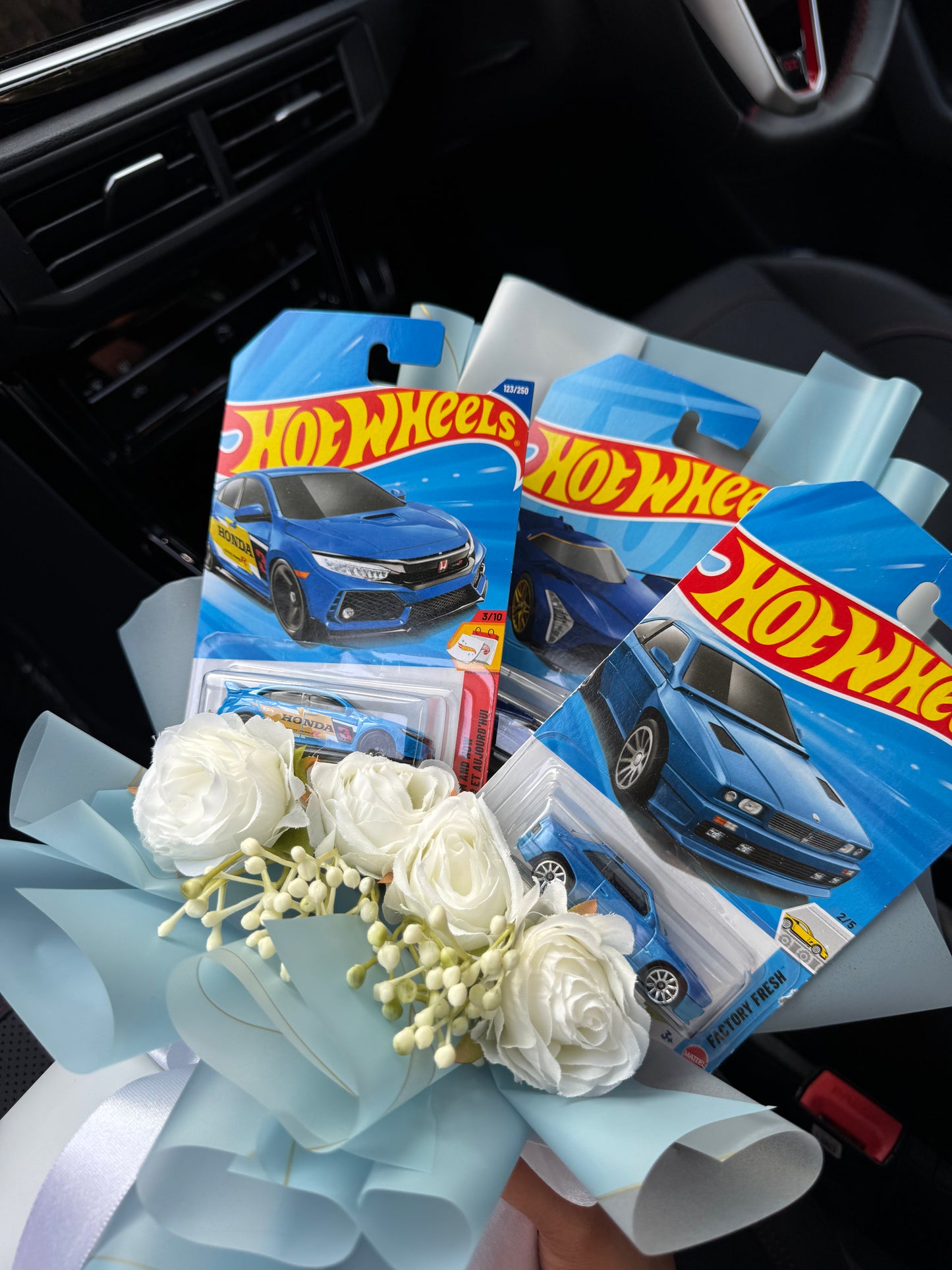 Blue Legend Hot Wheels Bouquet – Three Icons Wrapped In Calm Elegance